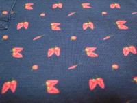 BK（ブリティッシュカーキ）のポロシャツは紺色の地に唐辛子の朱色に近い赤が映える。
