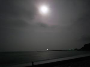三池浜で撮影した月。左下に変な人が写っている