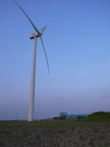 平井海岸にある巨大な風車
