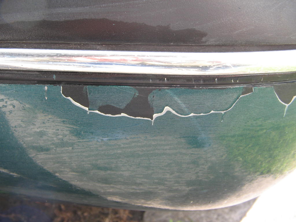 Saab リアバンパー 塗装剥がれ ワレ修理 メルボルンにてリスタート