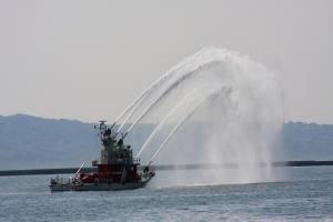 002消防艇、放水1