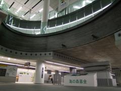 渋谷駅ホーム南側の天井は、３層の吹き抜けになっています