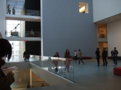 MOMA は吹き抜けのフロアがあるので開放的です