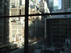 高層ビルに囲まれている様子が分かります…MOMA 内部から