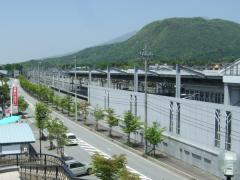 軽井沢駅から浅間山は、手前の山に隠れて見えません…