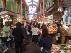 平日の昼間でも活気があった近江町市場
