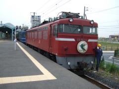 門司駅に到着後、九州内用のＥＤ７６形機関車を外します