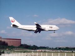 成田空港に着陸するボーイング７４７－４００