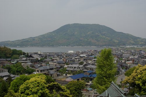 加布里神社から可也山を眺める
