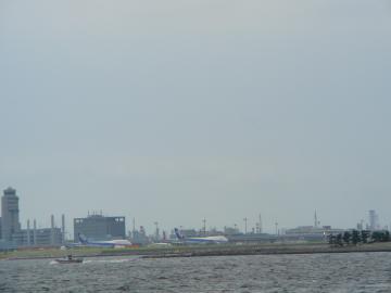 海から見る羽田空港