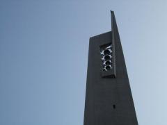 青空に映える教会の鐘