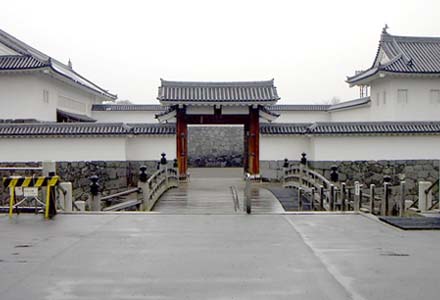 霞城公園の東大手門